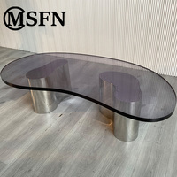 Von Moderner Kunst Inspirierte Polierte Metall-Couchtische mit Dunkel Getönter Acrylplatte, Stromlinienförmiger Basis und Geschwungener Unregelmäßiger Oberfläche für Zuhause