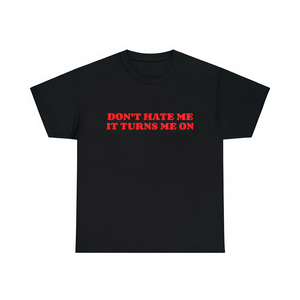 T-shirt Don't Hate Me IT Turns Me On, testo nero e rosso, divertente, ironico, sarcastico, maglietta meme, regalo scherzoso - Product Image 3