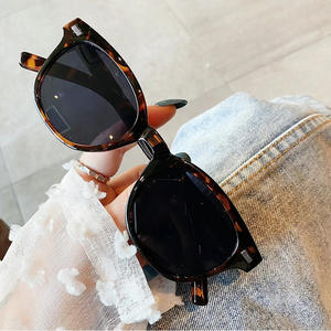 Lunettes de soleil polarisées UV400 pour femmes Qianai, verres AC, rivets à points, style rétro, monture noire, J4-20138 - Product Image 1