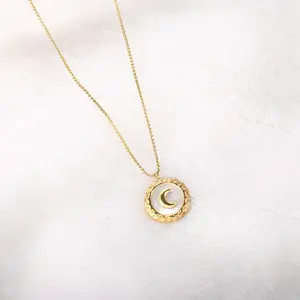 Meilleure vente de bijoux romantiques, collier irrégulier en coquillage blanc, acier titane, pendentif rond en or 18K