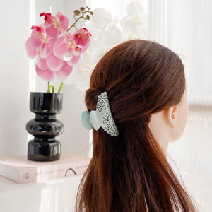 Pince à cheveux en acétate florale pastel multicolore avec accents de strass - Brillante unisexe pour les fêtes et le quotidien - Product Image 6