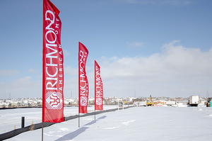 ธงลมแบบกำหนดเองสำหรับโปรโมชั่น ธงชายหาดรูปหยดน้ำ ธงขนนก ชุดธงพร้อมเสาปักพื้น ใช้กับเสาธงแบบยืดหยุ่นได้ - Product Image 6