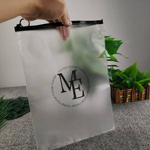 Sacs d'emballage en plastique biodégradable mat et givré personnalisés, sacs à fermeture éclair pour t-shirts, maillots de bain, vêtements avec logo - Product Image 5