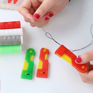 Enhebrador de agujas de plástico, herramienta de costura portátil para enhebrado manual y automático, uso doméstico - Product Image 1