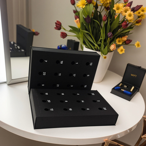 <span class=keywords><strong>Calendrier</strong></span> <span class=keywords><strong>de</strong></span> l'Avent personnalisé noir à double porte avec lamination mate et gaufrage, boîte cadeau surprise - Product Image 2