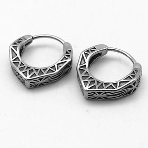 Pendientes de Aro de Acero Inoxidable 316L, Pendientes Huggie con Diseño Geométrico Hexagonal Tallado, Tono Plateado, Estilo Minimalista Urbano - Product Image 3