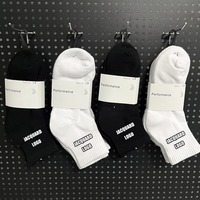 Vente en gros usine 3 paires de chaussettes de sport d'automne épaisses tricotées, antidérapantes, avec semelles en tissu éponge et design de bordure, pour le basketball et la course à pied pour hommes