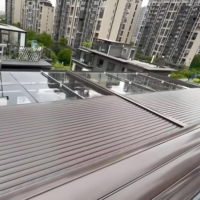 Volet motorisé en alliage d'aluminium Toit roulant coupe-vent pour l'extérieur Auvent rétractable Patio Skylight Blind Outdoor Shade Function