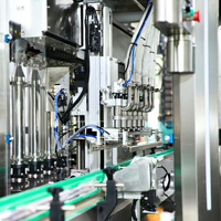 Ligne de remplissage de shampoing et de lait corporel avec machine de remplissage à piston à suivi avancé pour différents formats de bouteilles à haute vitesse