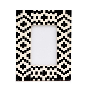 Cadre photo vertical en os incrusté, mosaïque de minuit, fait main, noir et blanc, élégance artisanale géométrique - Product Image 3