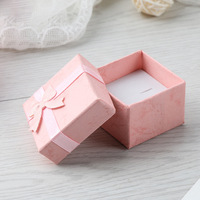 Boîte d'emballage pour bijoux en stock, boîte carrée en carton ondulé, boîte à boucles d'oreilles et bagues multicolores avec nœud papillon