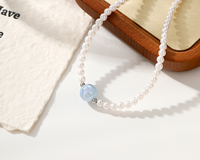 Collier de perles espacées en coquillage bleu clair irisé délicat, inaltérable, argenté, pour les excursions printanières en bord de mer