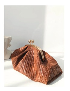 Sac à main en cuir pour femme de qualité supérieure avec chaîne élégante, design raffiné pour les occasions spéciales et les célébrations, disponible à la vente - Product Image 3