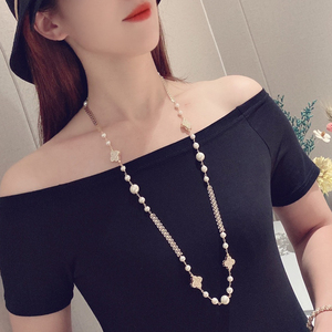 قلادة طويلة راقية للفتيات مطلية بالذهب عيار 14 قيراط بتصميم البرسيم مع لؤلؤ طبيعي باروكي - Product Image 2