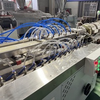 Machine de fabrication de panneaux muraux intérieurs en PVC WPC à grande vitesse pour la fabrication de panneaux cannelés en PVC WPC à prix d'usine