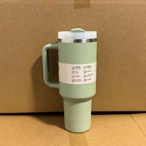 Thermos Stan <span class=keywords><strong>en</strong></span> <span class=keywords><strong>gros</strong></span>, best-seller, 1:1 original, <span class=keywords><strong>tasse</strong></span> H2.0 de 40 oz avec poignée, thermos avec poignée de 40 oz, <span class=keywords><strong>tasse</strong></span> d'extérieur - Product Image 1