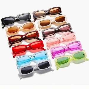 Gafas de Sol Cuadradas Pequeñas con Bisagras Metálicas Retro de Moda Personalizadas al por Mayor, Gafas de Sol Rectangulares Coloridas para Mujer - Product Image 1