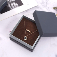 Boîte d'emballage de luxe grise avec logo personnalisé imprimé, gaufré, enduite UV et doublée d'éponge pour montres et bijoux (bracelets)