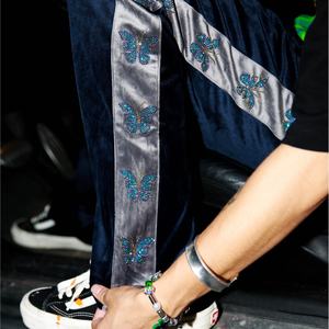 Pantalon de jogging en velours vintage hip-hop personnalisé de haute qualité avec strass pour homme - Product Image 3