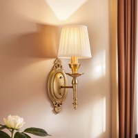 Applique murale contemporaine en laiton avec LED blanc chaud et abat-jour en tissu plissé, finition or antique pour la décoration de la chambre à coucher et du salon