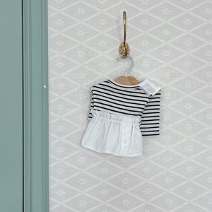 Robe T-shirt rayée pour animaux de compagnie de la même série avec jupe à volants et col à nœud pour chiens et chats - Product Image 5