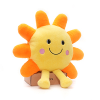 Peluche Soleil avec visage rond jaune, rayons orange et jambes pendantes, personnage Soleil souriant