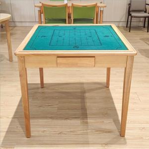Table carrée multifonctionnelle en bois massif pour les activités de loisirs des hôpitaux et des personnes âgées, avec surface pour les jeux d'échecs et de cartes - Product Image 1