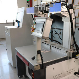 Machine de marquage laser à double station, haute précision, synchronisée et automatique, pour le marquage UV des codes sur l'intérieur et l'extérieur des bouteilles. - Product Image 2