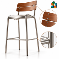 Tabouret de bar moderne en métal avec dossier en lattes de bois, structure tubulaire en acier, repose-pieds, hauteur de comptoir, tabouret de bar de cuisine