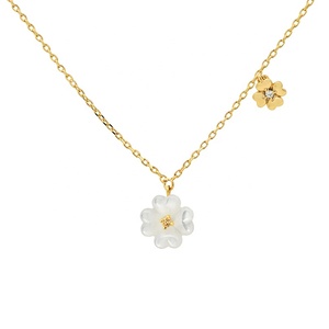 Collar con Colgante de Trébol de Cuatro Hojas de Plata de Ley 925 Clásico de Gemnel, Chapado en Oro con Madreperla - Product Image 1