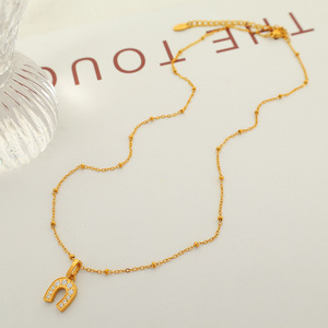 Collier pendentif en zircon en forme de U avec chaîne dorée pour femme, bijou cadeau, serti pavé, en alliage de zinc, collier tendance - Product Image 2
