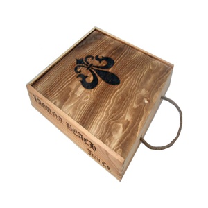 Boîte d'affichage de cadeau en bois rustique avec étui d'emballage de cadeau carré multifonction en corde à poignée pour articles divers fabriqués à partir de bois de qualité - Product Image 1