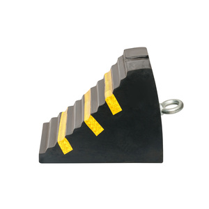 <span class=keywords><strong>Cale</strong></span> <span class=keywords><strong>de</strong></span> <span class=keywords><strong>roue</strong></span> antidérapante 240*170*195mm pour camion, <span class=keywords><strong>moto</strong></span>, voiture et abri <span class=keywords><strong>de</strong></span> voiture avec poignée, fabriquée en caoutchouc massif 100% recyclé, modèle SW-WC15 - Product Image 3