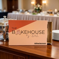 Cajas Rígidas Desechables y Reciclables para Catering con Tapa para Empacar Sushi y Pastelería, Personalizables con Relieve e Impresión en Lámina Dorada