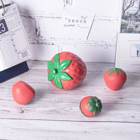 Op maat gemaakte PU-schuim rode aardbei-vormige fruit squishy knijp-speeltje anti-stressbal met aangepast logo - QF merk cadeau