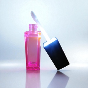 Brillo Labial Personalizado de 9 ml con LED, Tapa de Rosca y Caja, Envase Cosmético de Plástico - Product Image 1