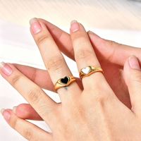 Bijoux tendance, acier inoxydable haut de gamme, plaqué or 18 carats, anneaux de fiançailles délicats en forme de cœur en coquille noire et blanche