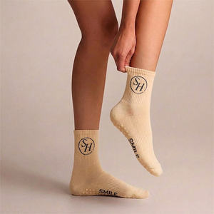 Chaussettes antidérapantes BiLu OEM ODM en gros pour toutes les tailles de pieds, coffret cadeau personnalisé, chaussettes de yoga, chaussettes antidérapantes personnalisées pour femmes - Product Image 2
