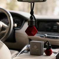 Botol Diffuser Parfum Mobil Silinder Kaca Mini Kain Beludru Merah Elegan dengan Tutup Hitam untuk Dekorasi Penyegar Udara Interior Mobil