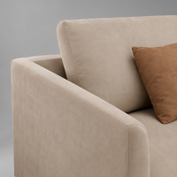 Canapé minimaliste rembourré en tissu texturé crème, 2 places, avec pieds en bois clair, pour usage hôtelier