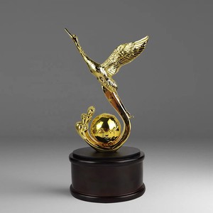Trofeo de Aluminio Chapado en Oro Personalizado - Escultura de Trofeo en Forma de <span class=keywords><strong>Cisne</strong></span> Dorado, Regalo Empresarial Creativo - Product Image 4