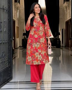 Elegante Conjunto de Kurta y Pantalón de Rayón Rosa Coral de Secado Rápido con Cuello, Tela Ligera y Transpirable, Cómodo para Oficina o Uso Casual - Product Image 2