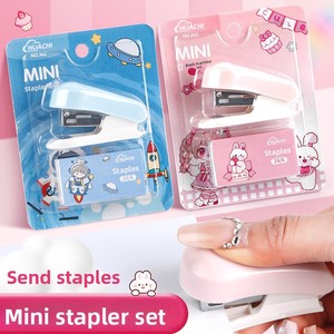Mini <span class=keywords><strong>Engrapadora</strong></span> Manual de Plástico con Diseño de Dibujos Animados, Capacidad para 20-25 Hojas - Product Image 4