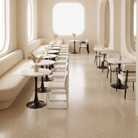 Tables blanches de style minimaliste et chaises rembourrées douces, mobilier commercial pour pâtisserie et café