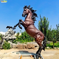 Estatua de Caballo de Bronce en Pose de Levantamiento, Pátina Marrón Rojiza, Crin Oscura, Realista y Musculoso, Decoración para Jardín, Patio Trasero, Hecho a Mano