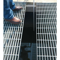 Plaque antidérapante en acier inoxydable galvanisé à chaud en aluminium pour escalier de sécurité, piste pour extérieur, usine moderne de pétrole et de gaz