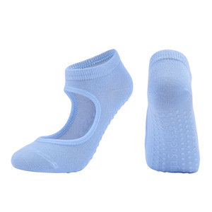 Chaussettes courtes légères pour femmes, design sans talon avec grip en silicone sur toute la semelle, idéales pour le yoga, le pilates et la danse - Product Image 6