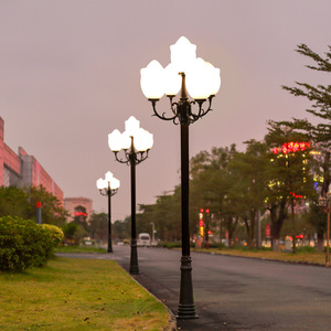Lampadaire de jardin extérieur en fer avec abat-jour en verre LED, lumière blanc chaud 2700K, ampoule A19 non amovible, AC 220V, IP66, détecteur de mouvement, alimenté par énergie solaire - Product Image 2