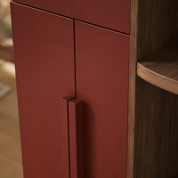 Armoire de chambre à coucher sur mesure de style italien moderne avec portes laquées bordeaux et étagères ouvertes en noyer