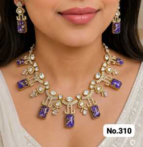 Collier et boucles d'oreilles contemporains en zircon et pierres, ensemble de bijoux de créateur doré pour femme, idéal pour les mariages et les soirées - Product Image 1